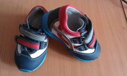 Продам детские кроссовки
