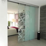 Стеклянные двери и перегородки